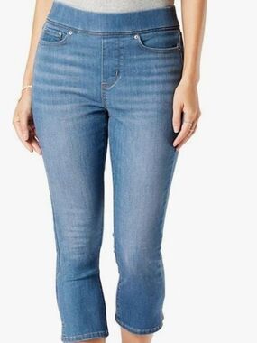 Levi Strauss Signature Women's Light Blue Shaping Ultimate Stretch Capri Jeans